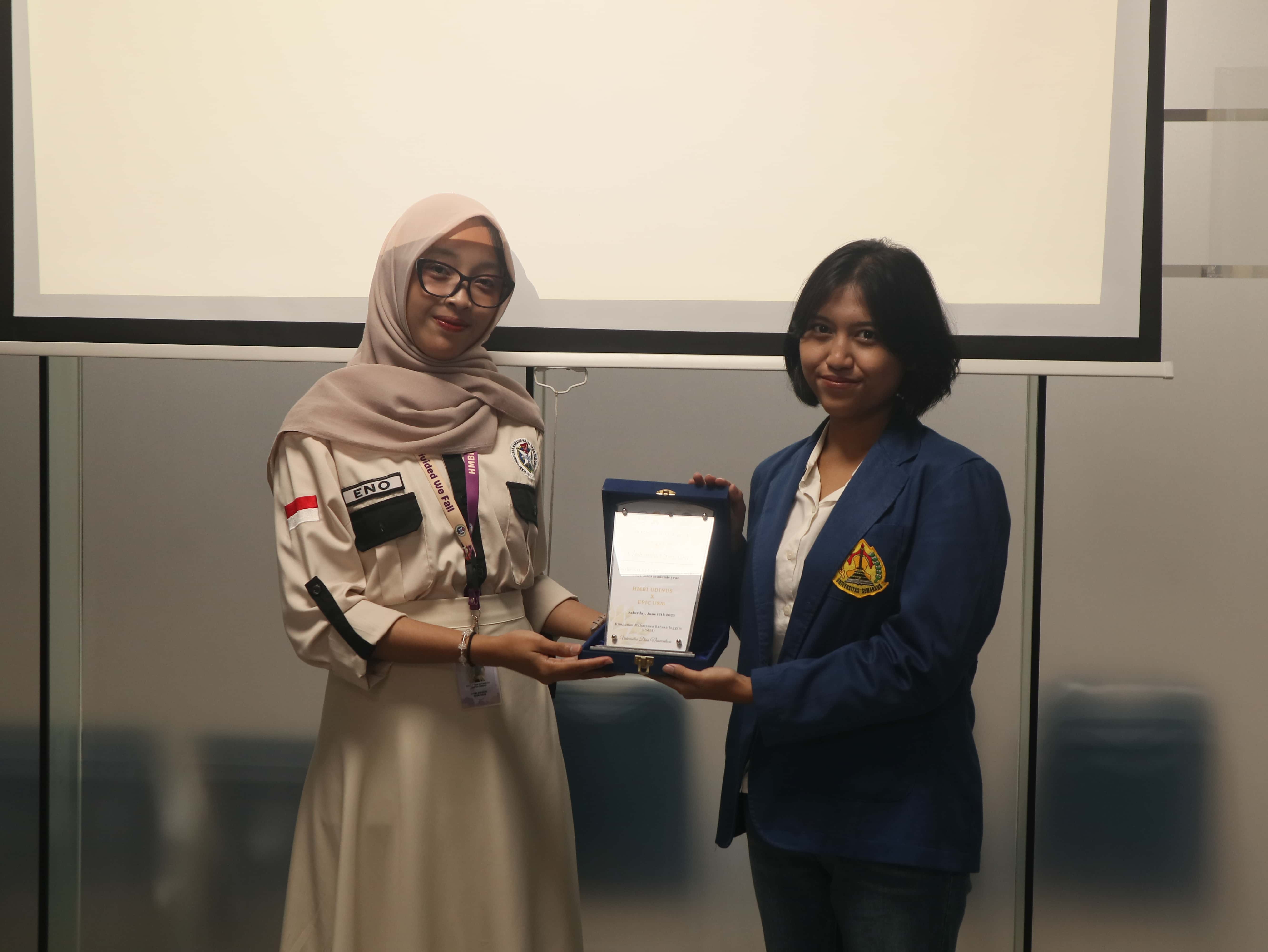 Penyerahan Plakat USM
